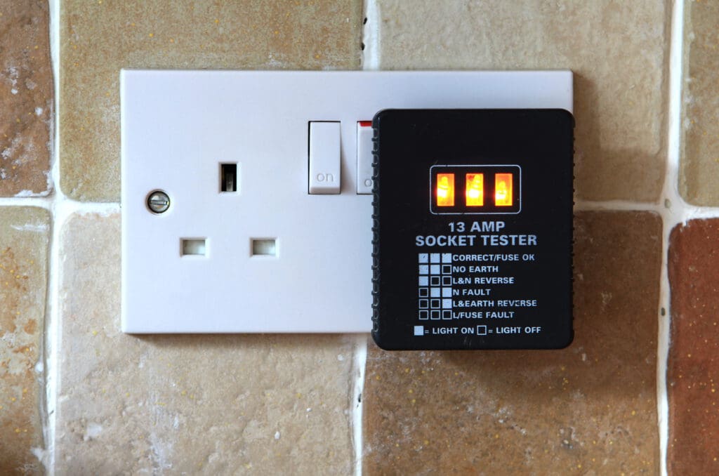 UK 13 AMP Socket tester showing plug working correctly